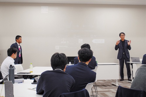 講師の話に耳を傾ける生徒