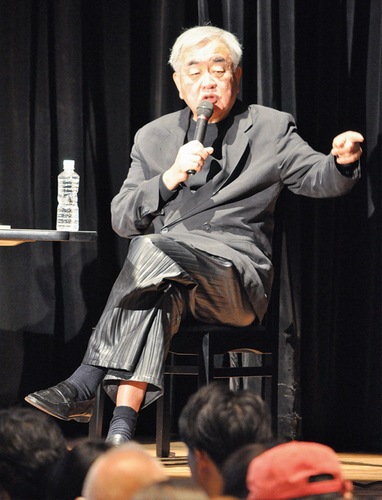 時折、会場の笑いを誘いながら講演を行う隈氏