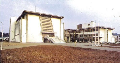 完成当時の市民会館（市提供）