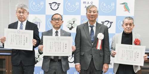 感謝状を手にする３事業所の責任者と鈴木市長