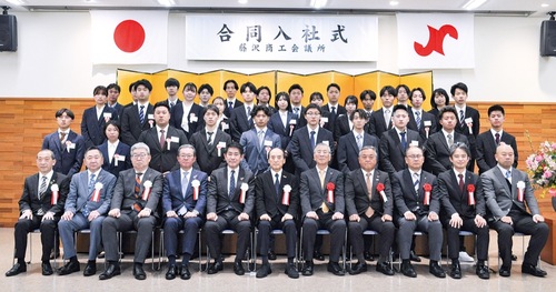 合同入社式に出席した新入社員と関係者ら
