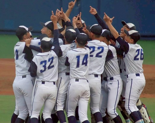 初優勝の喜びを分かち合う選手たち＝湘南クラブ提供