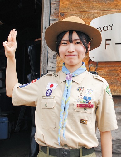 野営場でポーズを取る小林さん
