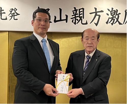錣山親方(左)激励金を贈呈する最上氏