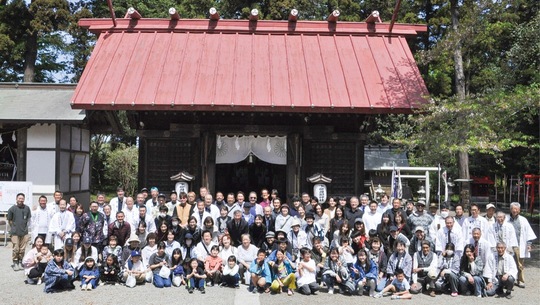 社殿の前に集まった氏子や植樹祭の参加者ら