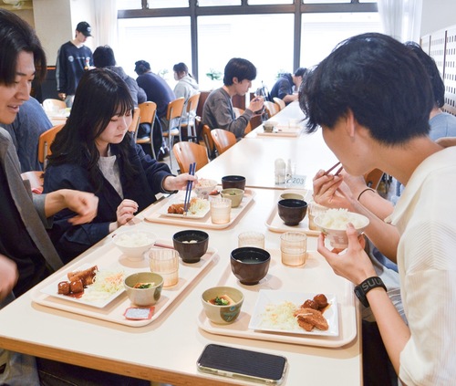 無料の朝食で授業前にパワーチャージする学生たち