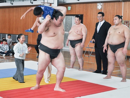 勝負を挑んだ児童を軽々と持ち上げる力士