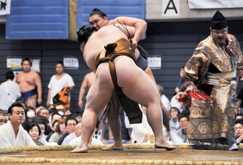 土俵では横綱を含む力士が熱戦を繰り広げた