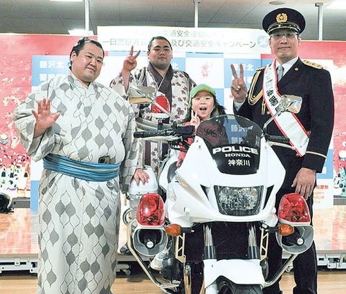 白バイに乗った園児と記念撮影をする錣山親方（右）ら