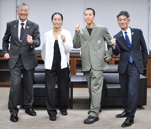 ランニングポーズをとる未麻さん（中央左）と尚輝さん（中央右）ら