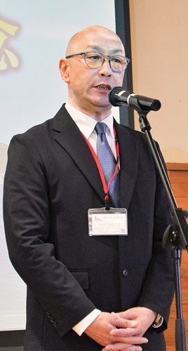 あいさつに立つ山田社長
