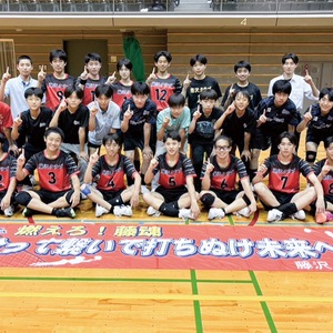 優勝した同クラブのメンバーら