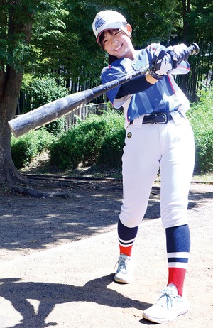 鋭いスイングを見せる野間口さん