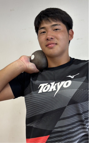 砲丸を構える三浦さん