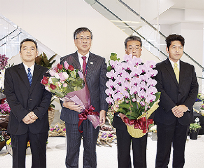 新庁舎完成祝い花を贈呈