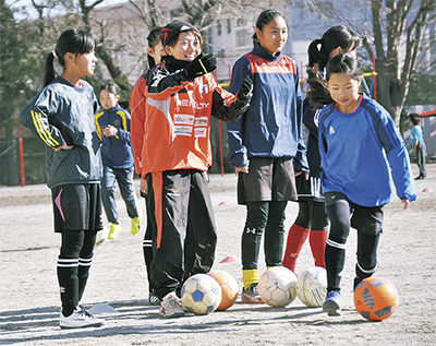 小学生女子にサッカー教室