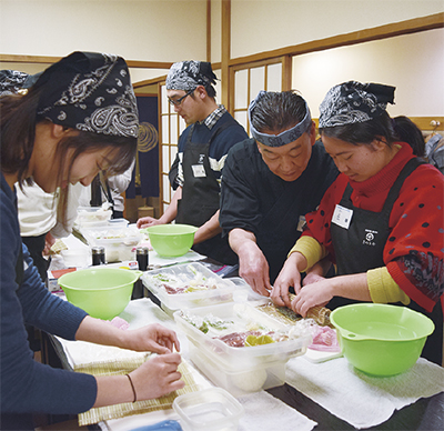 留学生が寿司作り体験