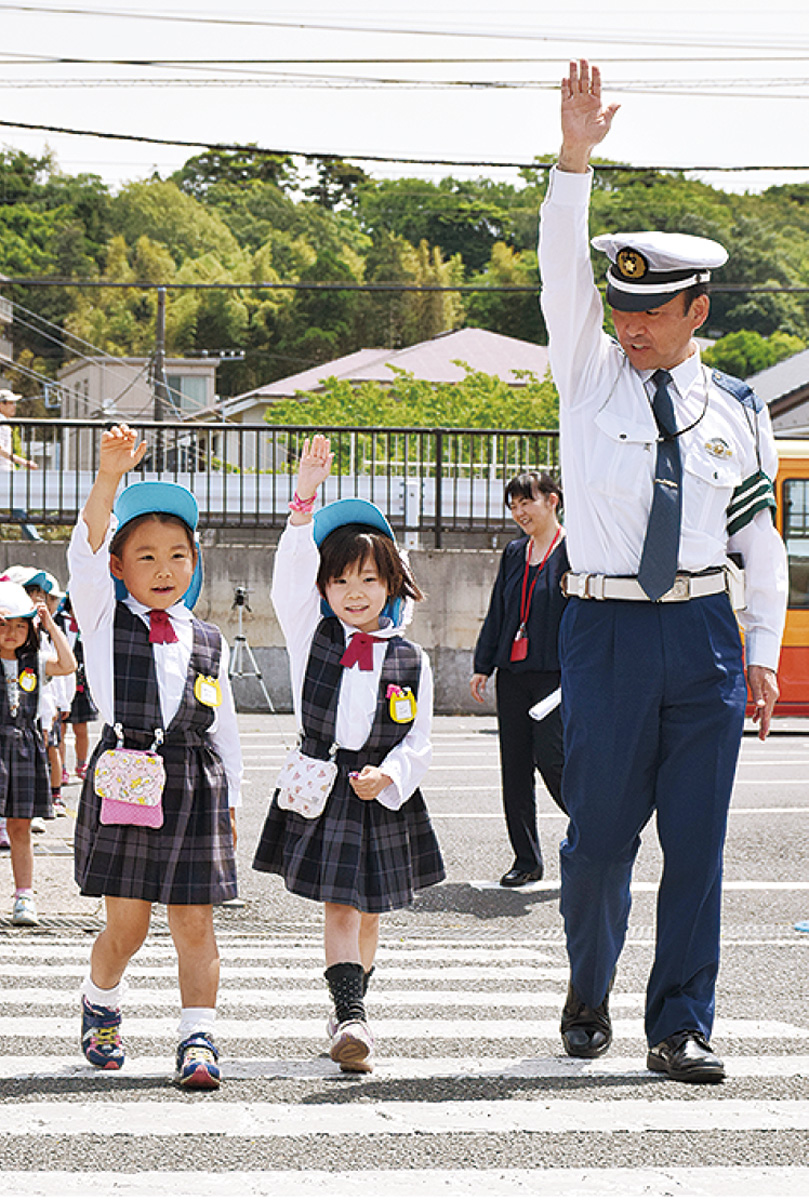 右左見て手を挙げて 園児が交通安全学ぶ 藤沢 タウンニュース