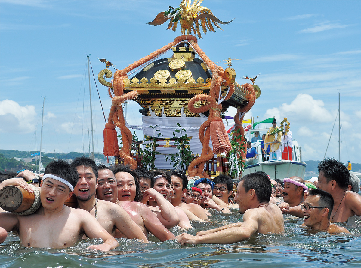 海上渡御、勇壮に 江の島沖で | 藤沢 | タウンニュース