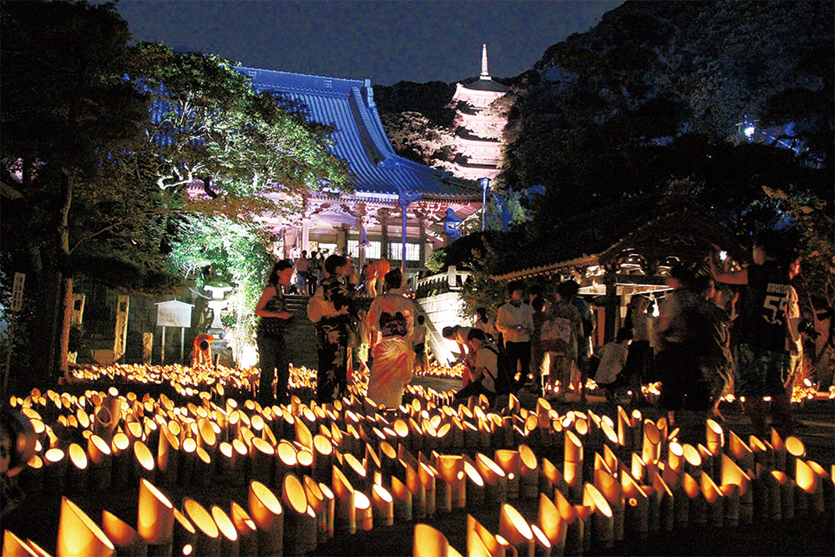 夏夜彩る、５千基の竹灯籠
