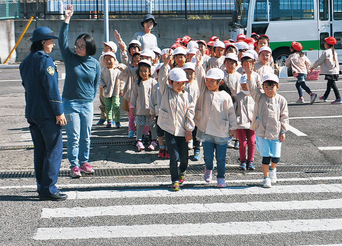 右左見て手を上げて 三共自校で交通安全教室 藤沢 タウンニュース