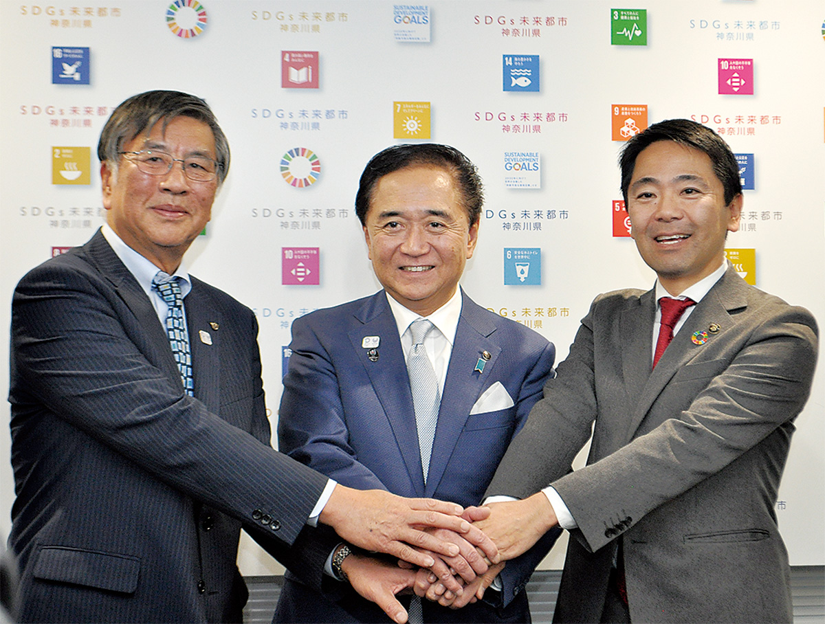 新駅誘致などについて合意した(左から)鈴木藤沢市長、黒岩県知事、松尾鎌倉市長