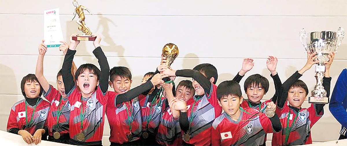 チームメイトと優勝を喜ぶ最上くん（左から４人目）