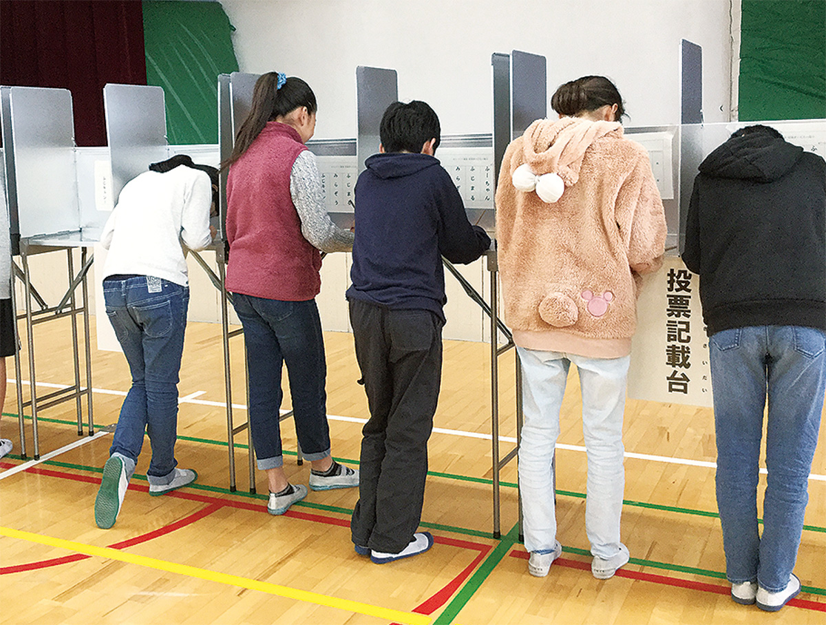 小学生が選挙を体験
