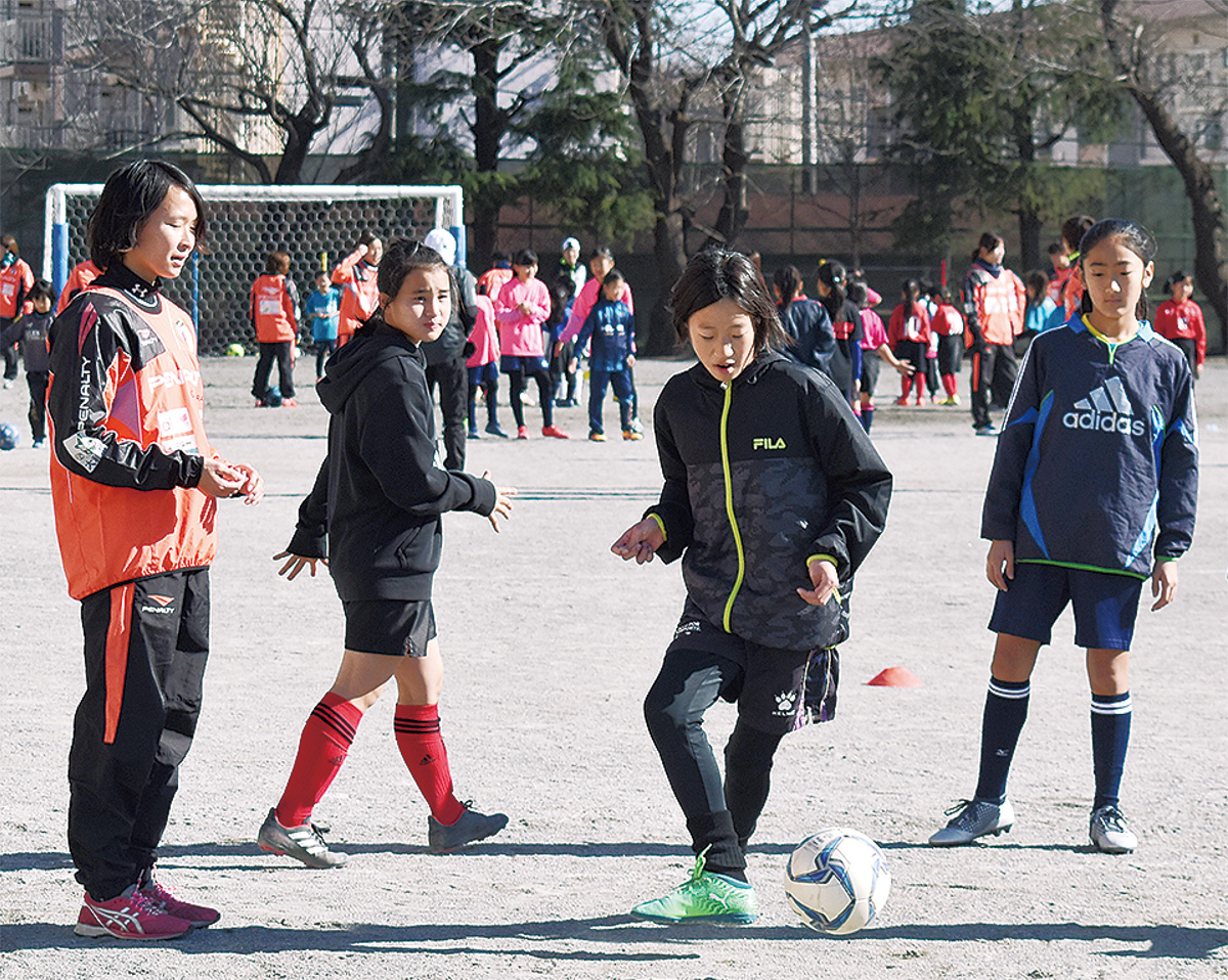 現役選手がサッカー教室 女子小学生に技術指導 藤沢 タウンニュース