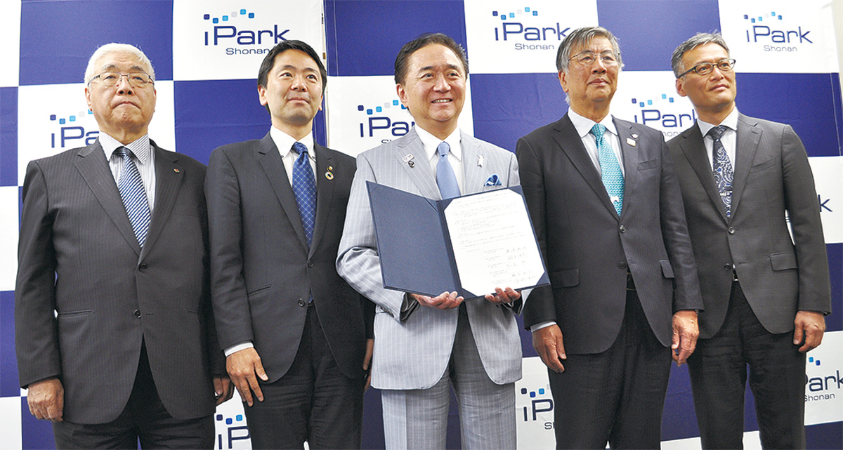 覚書を交わした黒岩知事（中央）ら