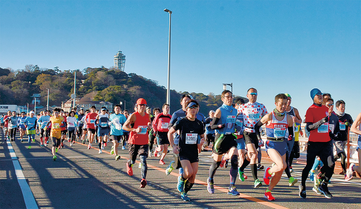 江の島大橋を走る参加者=藤沢市提供