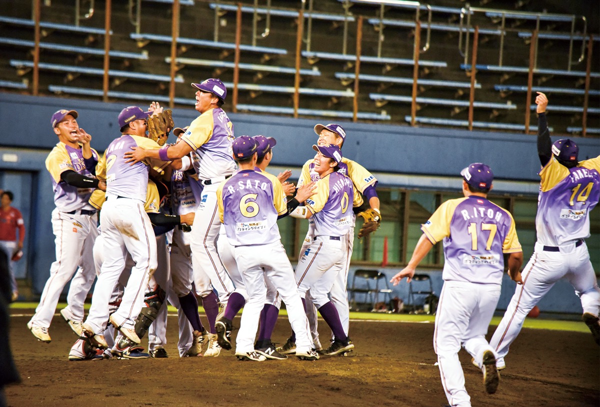 ▲リーグ優勝を決めマウンドに集まる選手たち