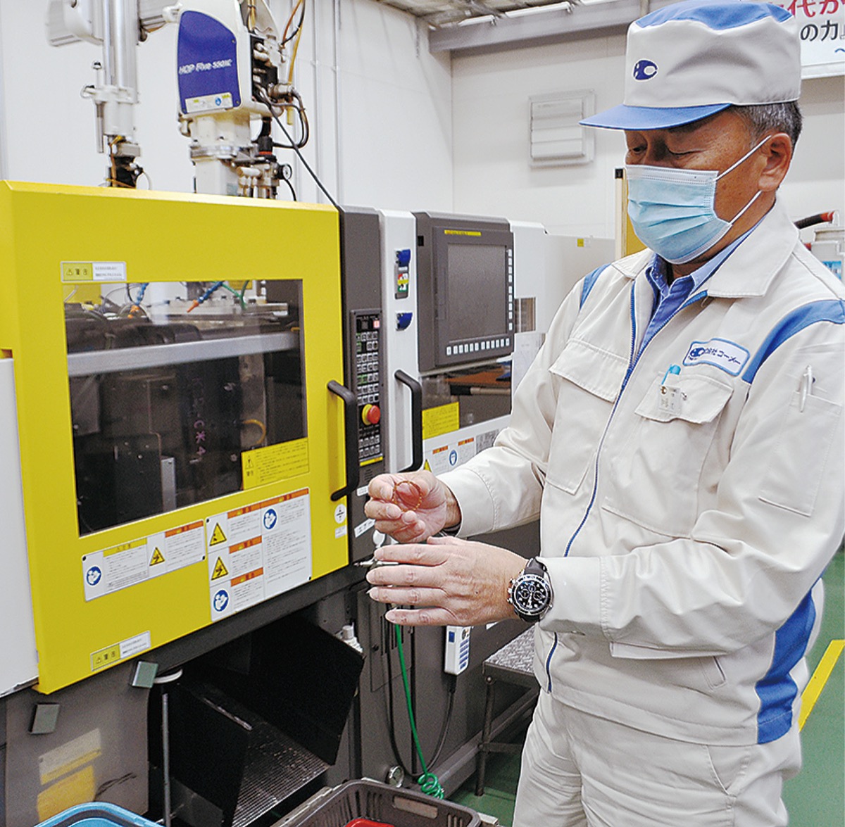 試作室で製品を紹介する加藤社長