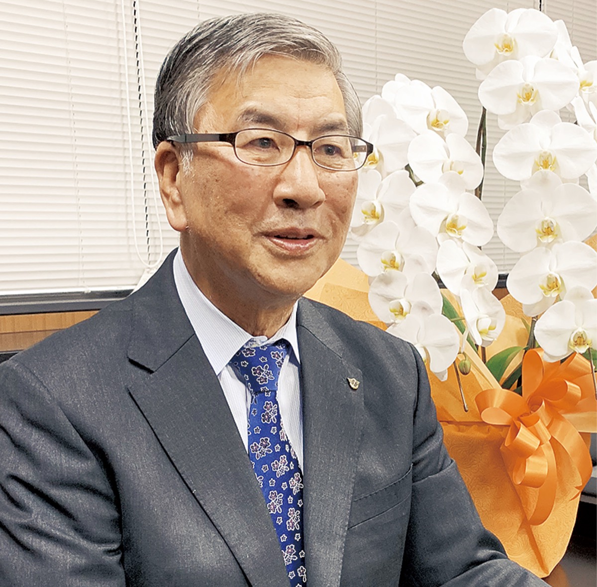本紙の取材に応じる鈴木市長