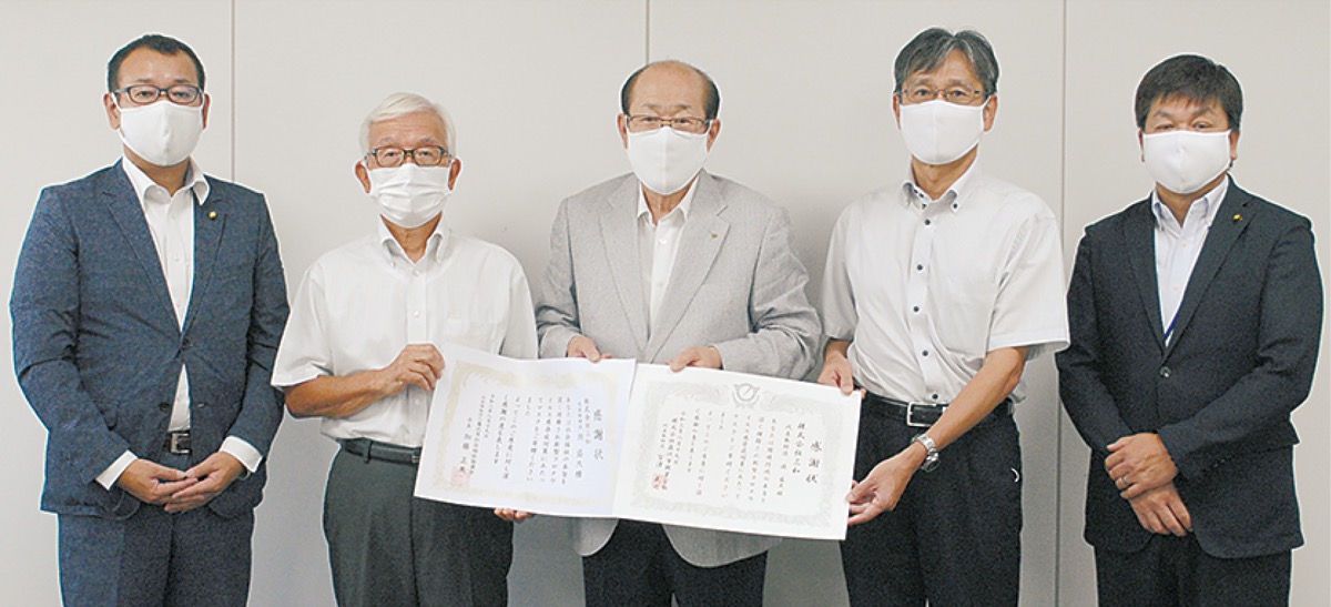 贈呈式で。左から栗原市議、加藤会長、最上社長、宮沢社長、安藤市議