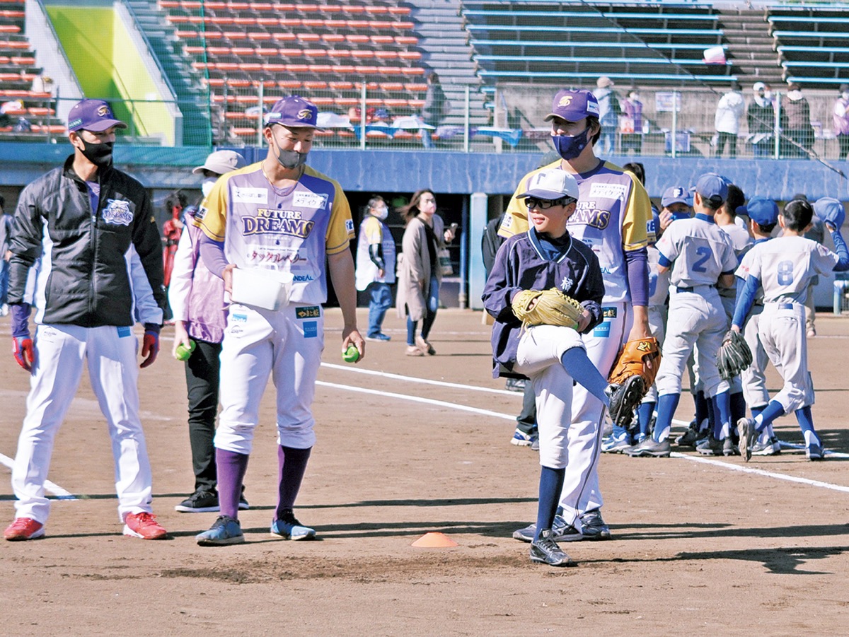 選手たちが小学生に直接アドバイスする場面も