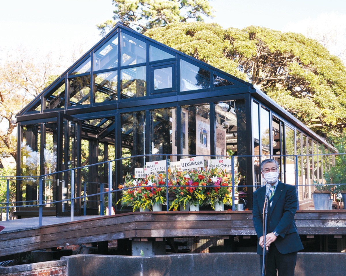 完成した温室遺構展示体験棟と落成式であいさつする鈴木市長