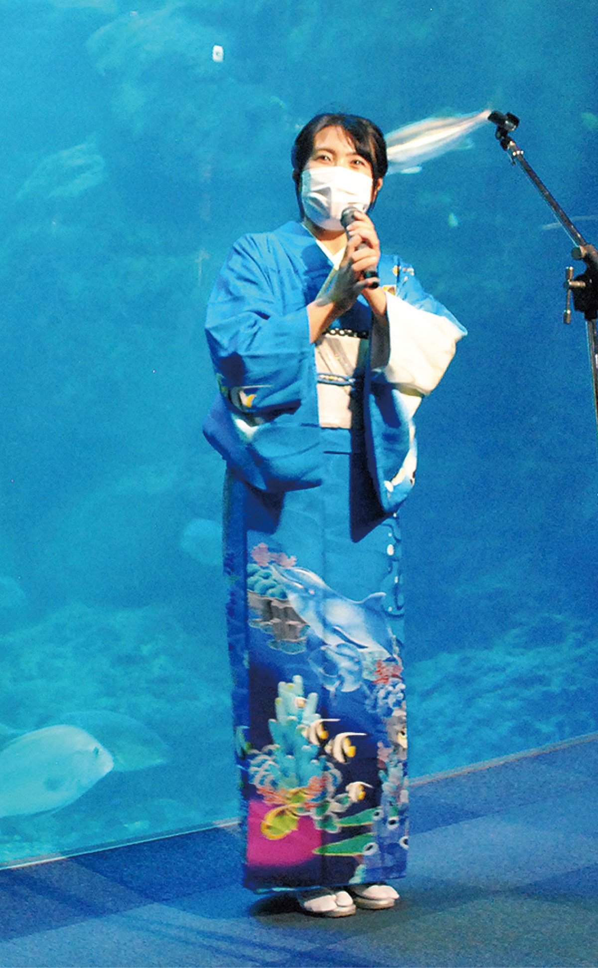 大水槽前で挨拶する寺嶋会長