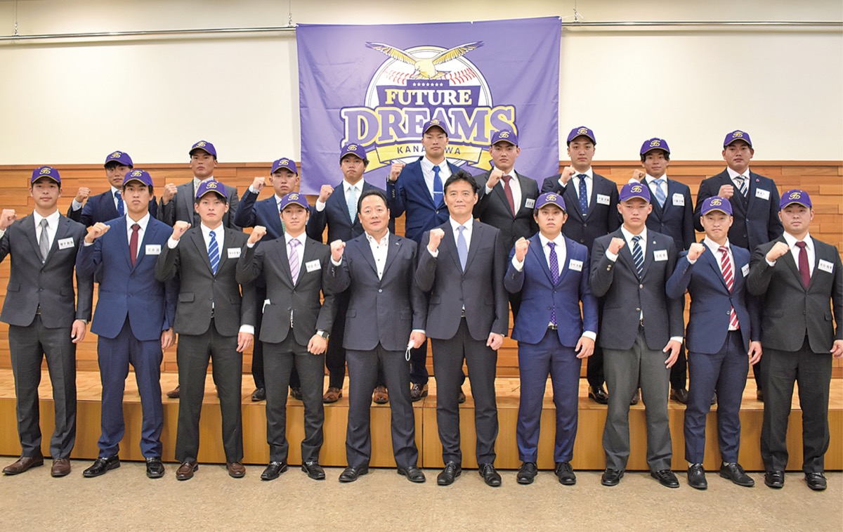 川村監督(前列右から5人目)、藤本伸也代表(同6人目)と新入団選手=昨年12月(©Kanagawa Future Dreams)