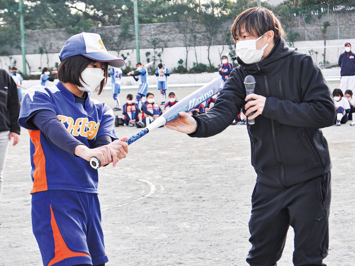 中学生に打撃指導する山田選手(=8日、湘洋中)