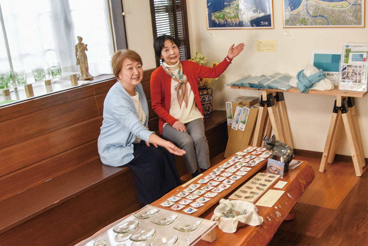 展示品を紹介する小山田知子さん（左）と池田純子さん