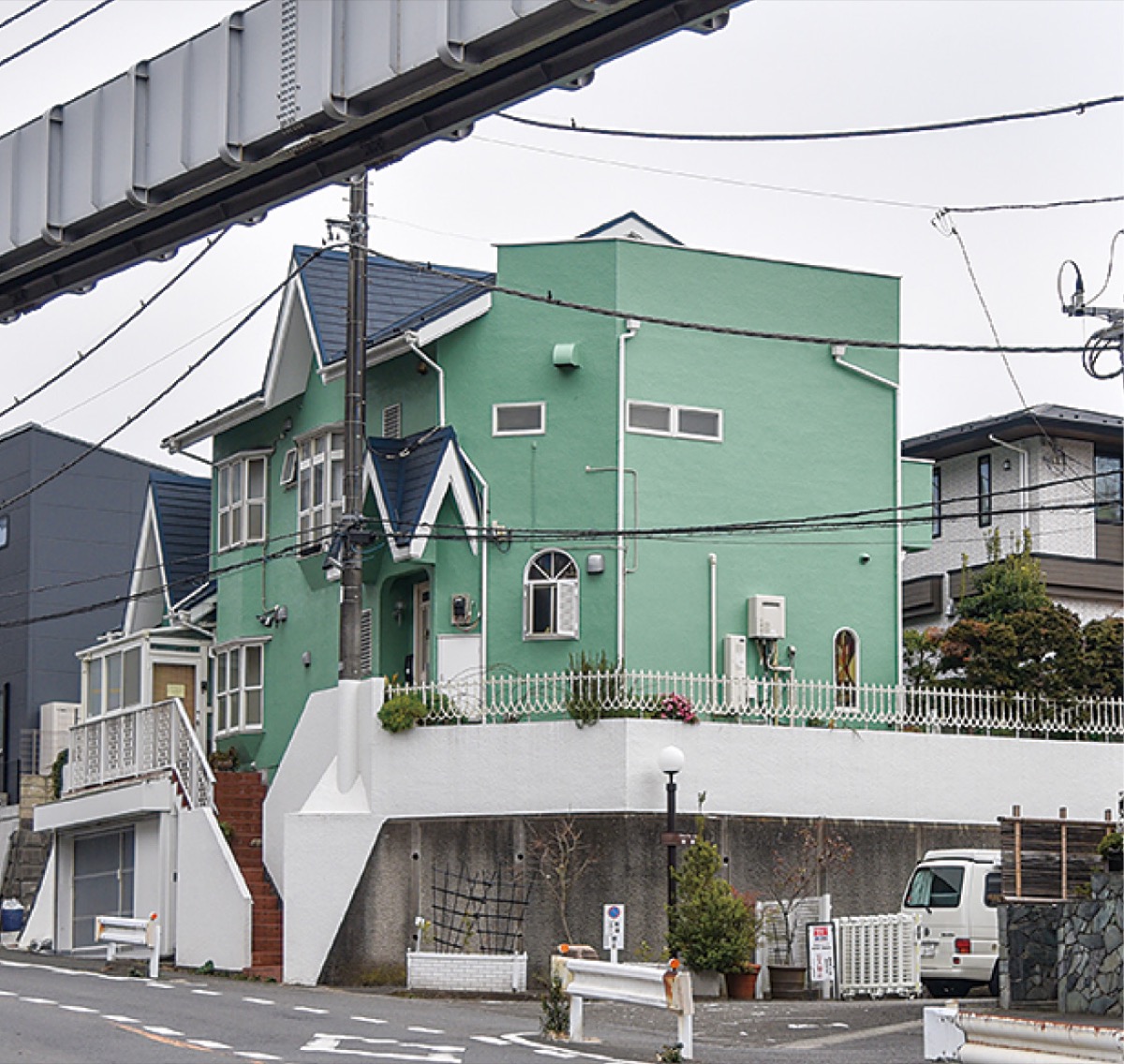 ギャラリーは緑色の建物