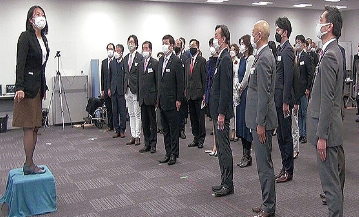 あいさつする寺嶋会長（左）