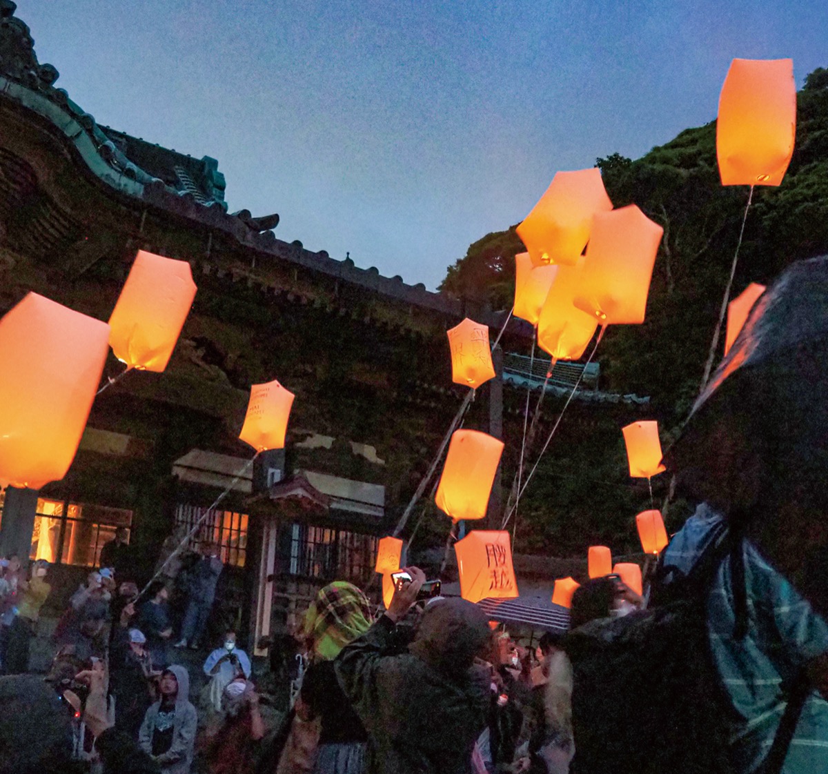 安全面に配慮し、4mの紐を付けたランタンが空に舞った