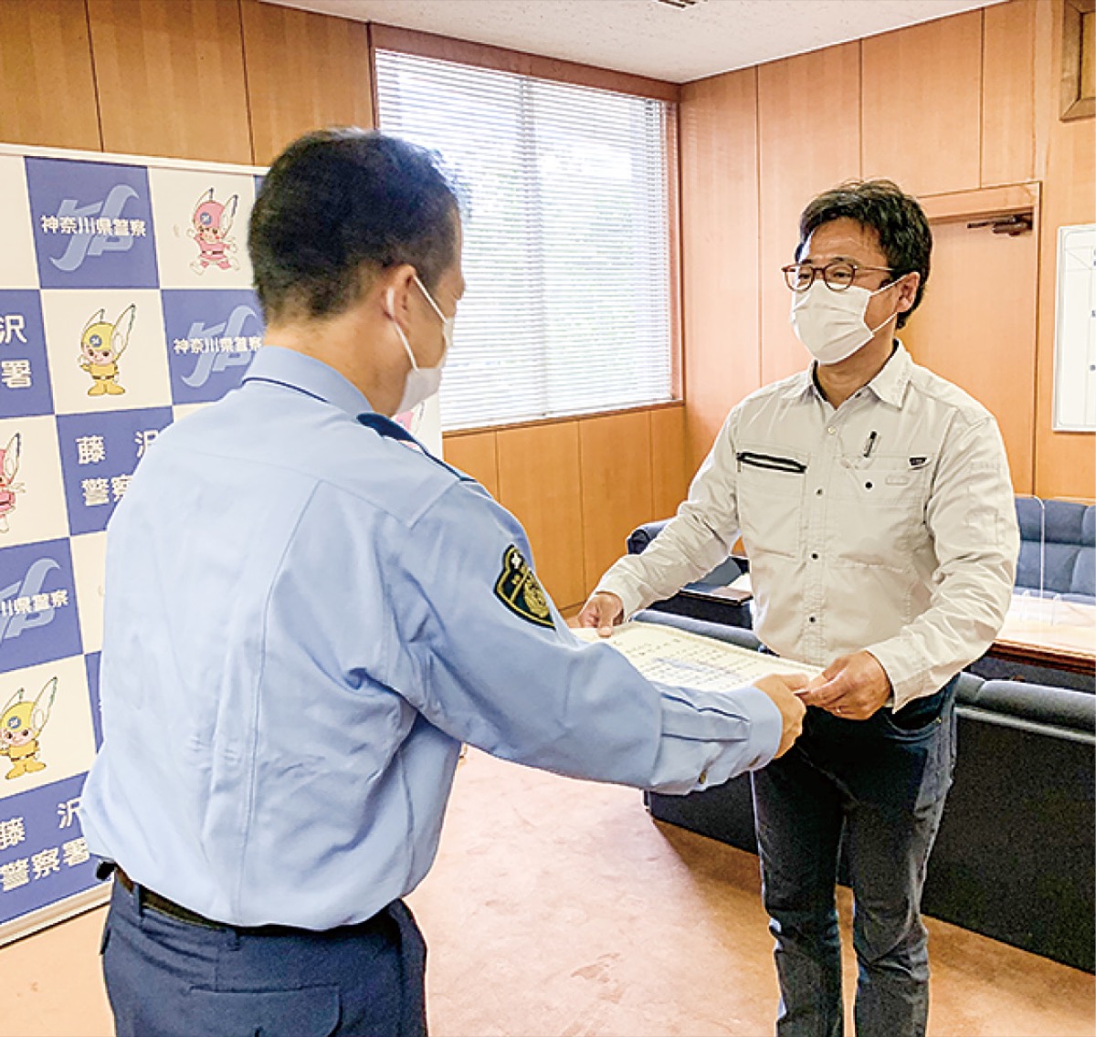 小林署長から感謝状を受け取る日本通運横浜警送支店の男性（右）