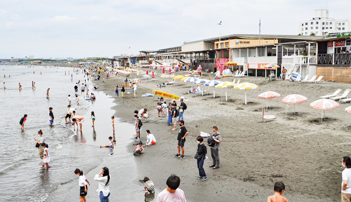 海水浴客で賑わう片瀬西浜・鵠沼海水浴場(=8月21日撮影)