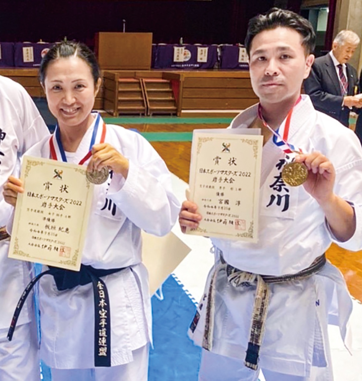 賞状とメダルを手にする宮國さん(右)、板垣さん