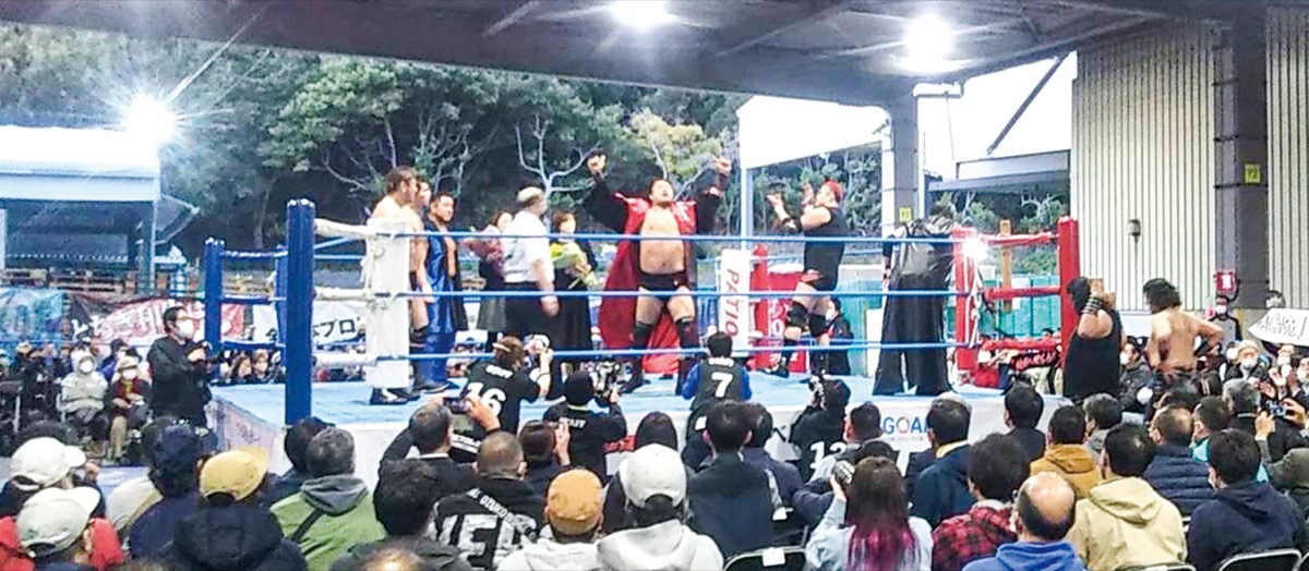 諏訪魔選手 市場に登場 (写真1)