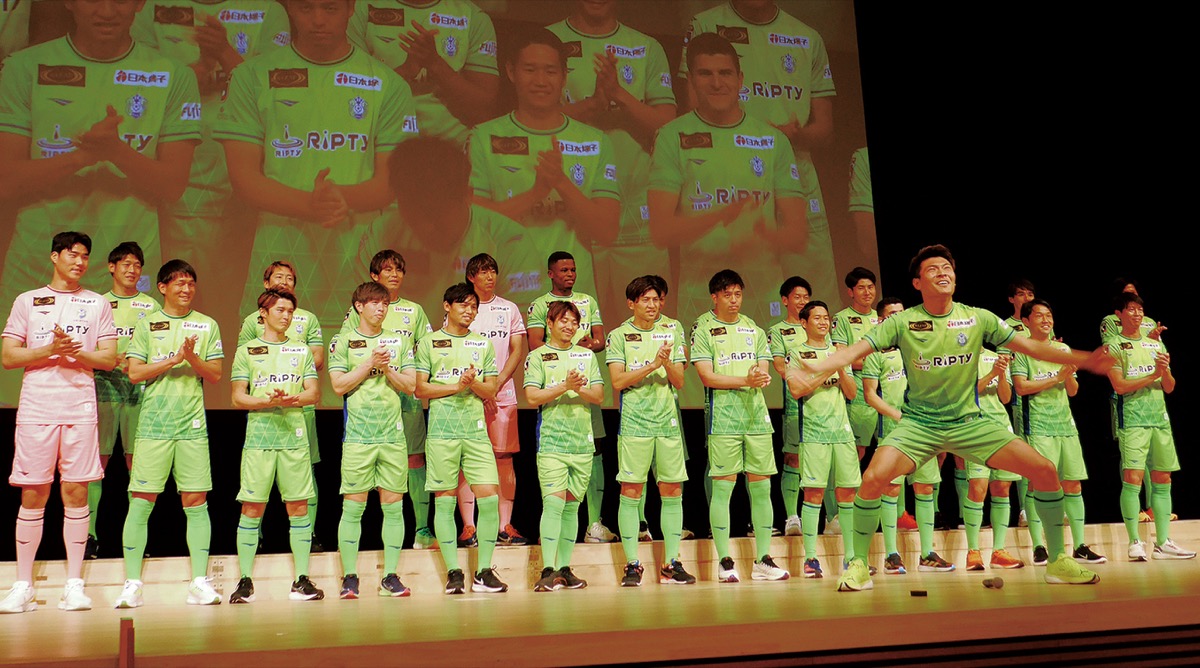 会場を盛り上げる町野選手（最前列)