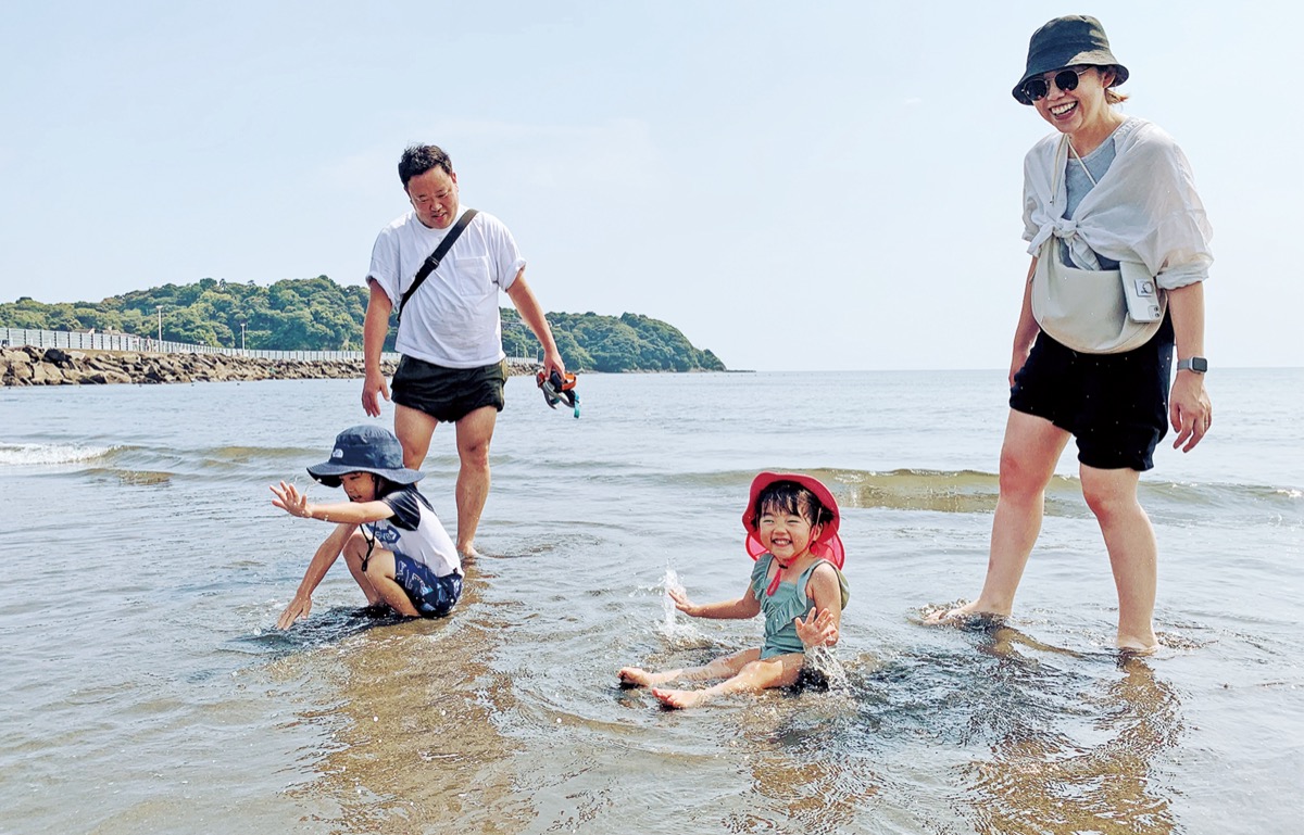 初めての海 ご満悦 5歳と2歳の兄妹 | 藤沢 | タウンニュース